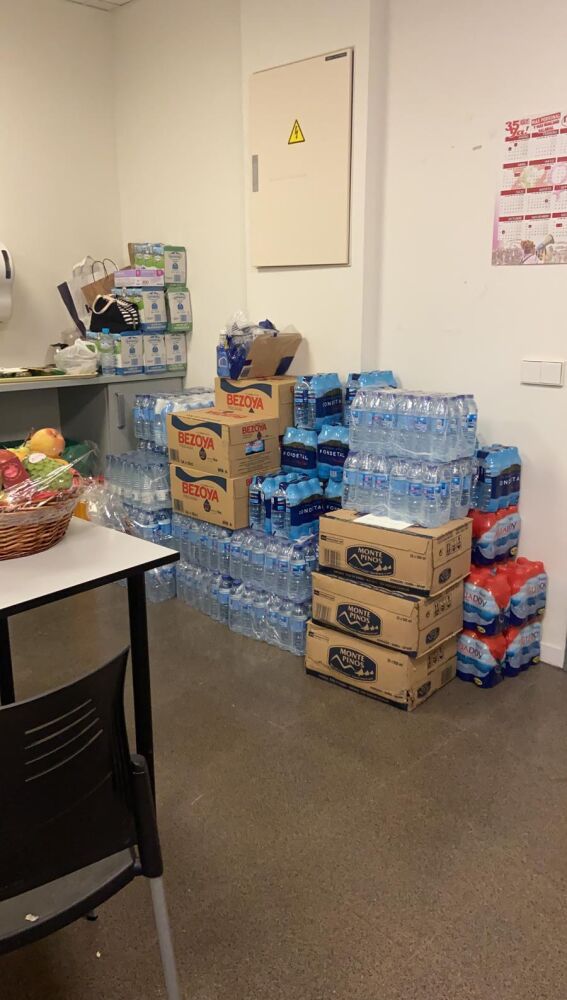 Botellas de agua compradas en el Hospital Infanta Leonor de Vallecas, para sus pacientes