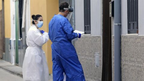 Sanitarios atienden a domicilio a un paciente en plena crisis del coronavirus