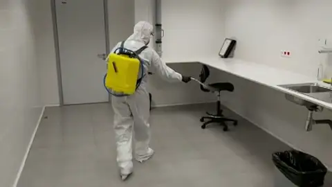Vídeo | La UME desinfecta el puerto de Barcelona por el coronavirus Vídeo | La UME desinfecta el puerto de Barcelona por el coronavirus