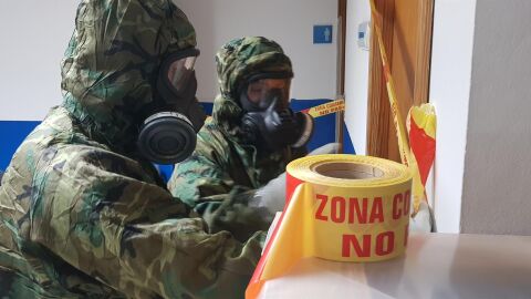 El Ej&eacute;rcito desinfecta el Parque de Bomberos de Sa Teulera (Palma).