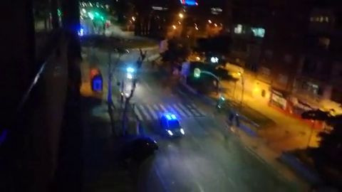 El emotivo agradecimiento de polic&iacute;as y bomberos a los sanitarios