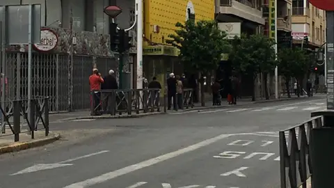 Los clientes guardan un metro de distancia en la cola de acceso a los supermercados. Coronavirus