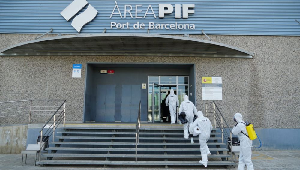 Efectivos de la UME entran en el puerto de Barcelona para desinfectarlo