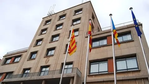 L´Ajuntament de Vila-real. L´Ajuntament ha limitat l´espai i obliga al passatger a accedir per la part posterior del bus.