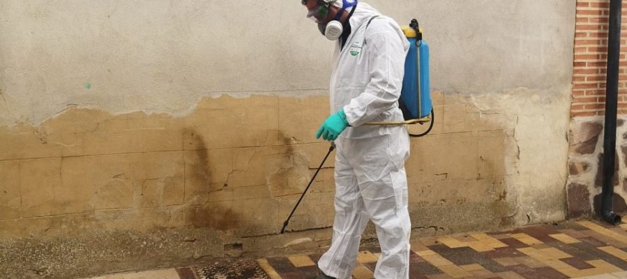 Fuentes de Nava desinfecta las calles tras el positivo por coronavirus de uno de sus vecinos Fuentes de Nava desinfecta las calles tras el positivo por coronavirus de uno de sus vecinos