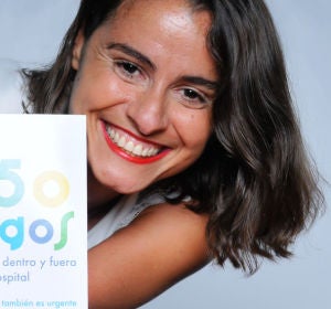 La periodista y escritora, Lary León, con su libro "Más de 150 juegos para divertirse dentro y fuera del hospital" La periodista y escritora, Lary León, con su libro "Más de 150 juegos para divertirse dentro y fuera del hospital"