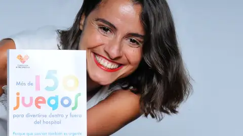 La periodista y escritora, Lary León, con su libro "Más de 150 juegos para divertirse dentro y fuera del hospital" Coronavirus