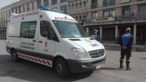 Una ambulancia de la UME esta ma&ntilde;ana en la Plaza Mayor de Ciudad Real