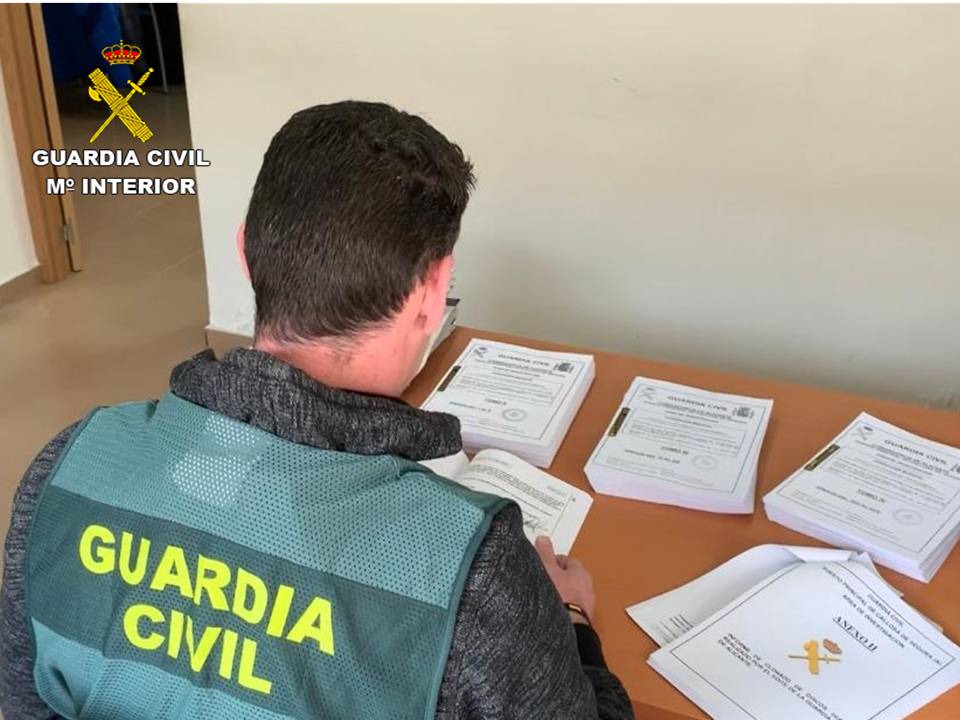 La Guardia Civil detiene en Novelda a tres personas por l falsificación de un certificado de empadronamientos La Guardia Civil detiene en Novelda a tres personas por l falsificación de un certificado de empadronamientos