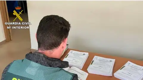 Agente de la Guardia Civil. Agente de la Guardia Civil.