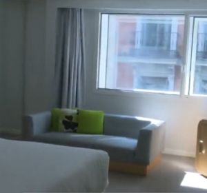 Imagen de una de las habitaciones de un hotel de Madrid en el que se pueden quedar los sanitatios para evitar contagios Imagen de una de las habitaciones de un hotel de Madrid en el que se pueden quedar los sanitatios para evitar contagios