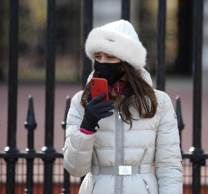 Una ciudadana con mascarilla, en la calle Una ciudadana con mascarilla, en la calle