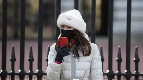 Una ciudadana con mascarilla, en la calle Una ciudadana con mascarilla, en la calle