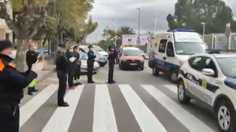 La Policía Local de Novelda, Protección Civil y servicio de ambulancias se funden junto al centro de salud en un aplauso dedicado los sanitarios que luchan contra el coronavirus La Policía Local de Novelda, Protección Civil y servicio de ambulancias se funden junto al centro de salud en un aplauso dedicado los sanitarios que luchan contra el coronavirus