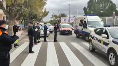 Servicios de seguridad y emergencias de Novelda aplauden a los sanitarios. 