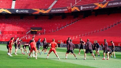 El Sevilla FC durante un entrenamiento antes del estado de alarma decretado por el Gobierno de Espa&ntilde;a