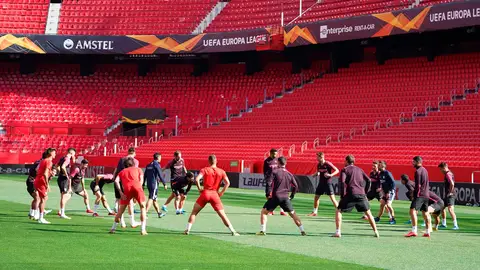 El Sevilla FC durante un entrenamiento antes del estado de alarma decretado por el Gobierno de España El Sevilla FC durante un entrenamiento antes del estado de alarma decretado por el Gobierno de España