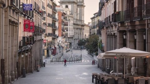 Terrazas vac&iacute;as en una calle del centro de Madrid 