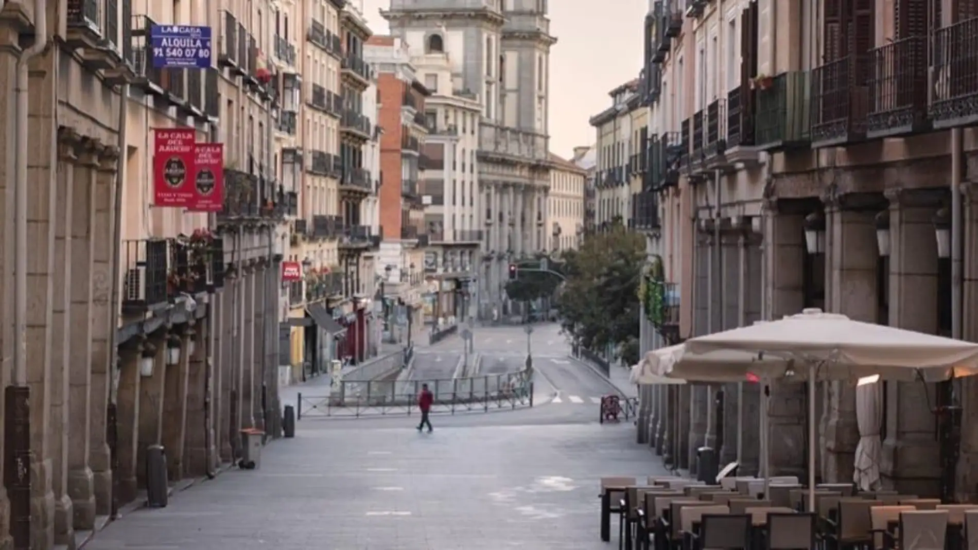 Terrazas vacías en una calle del centro de Madrid.