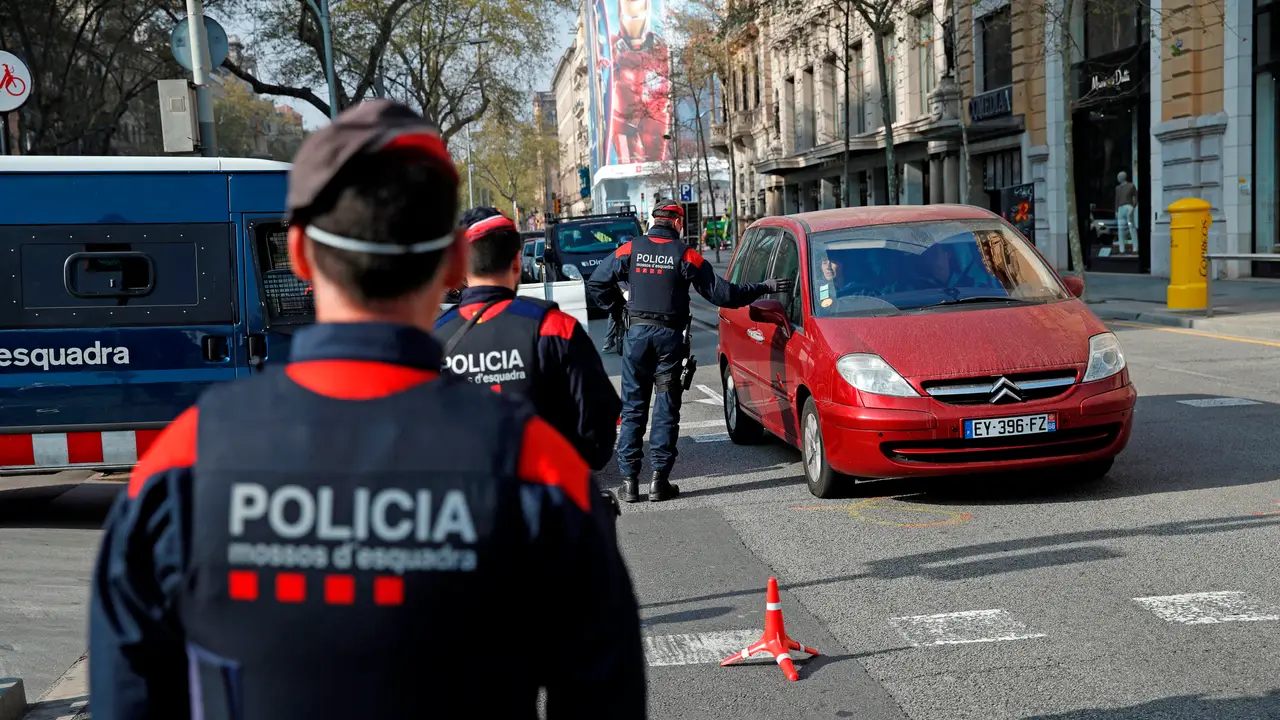 Agentes de los Mossos d'Esquadra realizan un control en pleno centro de Barcelona Agentes de los Mossos d'Esquadra realizan un control en pleno centro de Barcelona