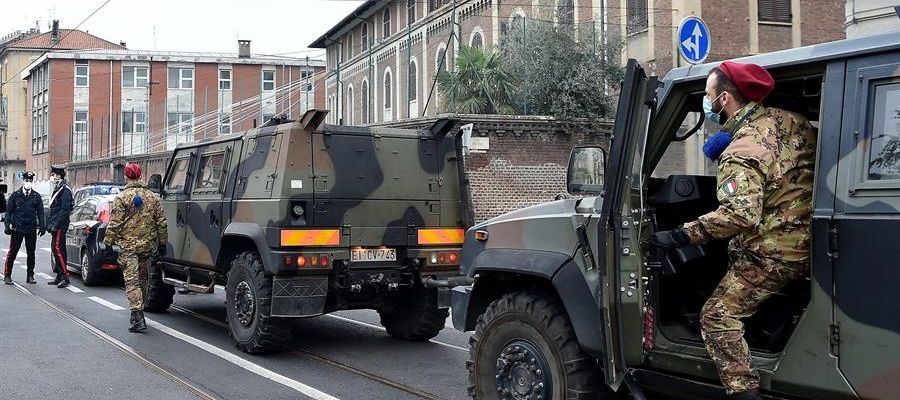 La Policía y el Ejército italiano controlan que la población cumpla con el confinamiento para frenar el COVID-19. La Policía y el Ejército italiano controlan que la población cumpla con el confinamiento para frenar el COVID-19.