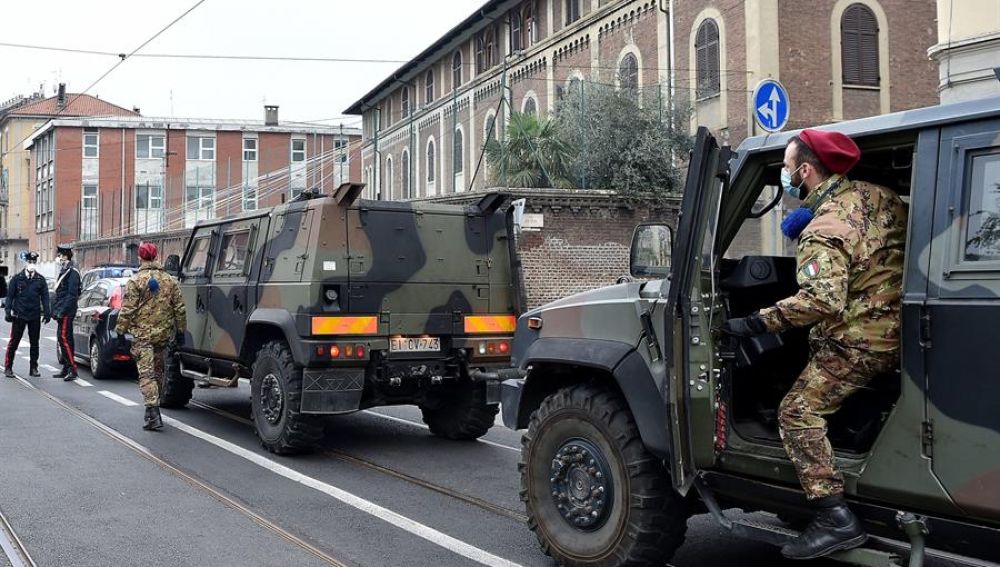 La Policía y el Ejército italiano controlan que la población cumpla con el confinamiento para frenar el COVID-19.