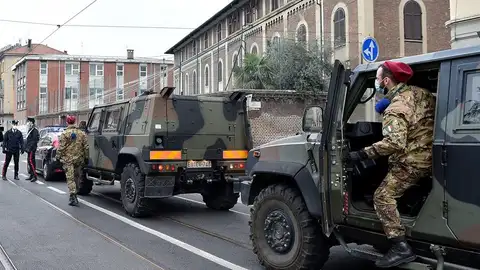 La Policía y el Ejército italiano controlan que la población cumpla con el confinamiento para frenar el COVID-19. La Policía y el Ejército italiano controlan que la población cumpla con el confinamiento para frenar el COVID-19.