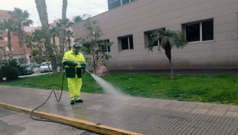 Trabajador de Urbaser desinfectando una calle en Novelda.