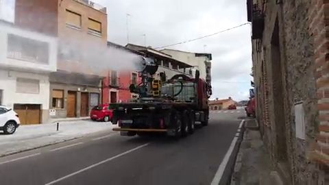 La UME desinfecta las calles de Castillo de Bayuela (Toledo)