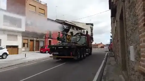 La UME desinfecta las calles de Castillo de Bayuela (Toledo) La UME desinfecta las calles de Castillo de Bayuela (Toledo)