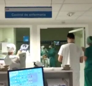 El emocionante aplauso de los sanitarios del Hospital de La Paz al primer paciente extubado con éxito El emocionante aplauso de los sanitarios del Hospital de La Paz al primer paciente extubado con éxito