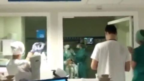 El emocionante aplauso de los sanitarios del Hospital de La Paz al primer paciente extubado con &eacute;xito