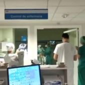 El emocionante aplauso de los sanitarios del Hospital de La Paz al primer paciente extubado con éxito
