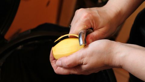 Pelar patatas