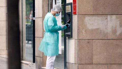 Un hombre saca dinero en pleno estado de alarma por el coronavirus