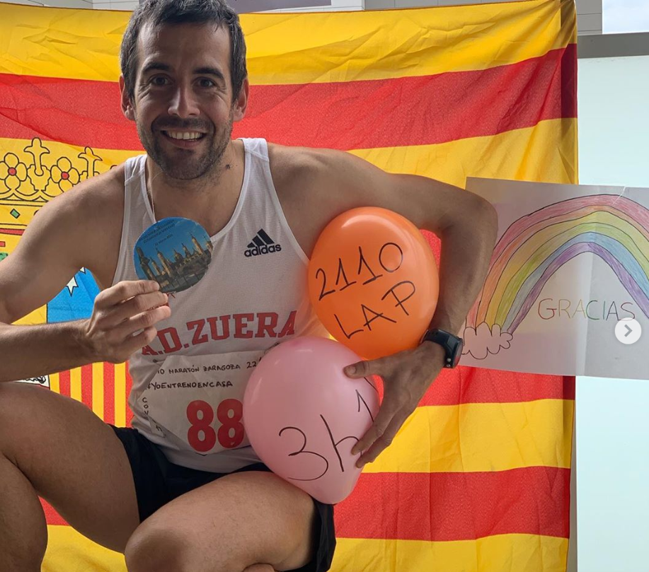 El atleta Agustín Moreno corre media maratón dando vueltas en la terraza de su casa El atleta Agustín Moreno corre media maratón dando vueltas en la terraza de su casa