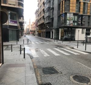 Las céntricas calles Puerta de Alicante y Puente Ortices, sin gente tras decretarse el estado de alarma en España por la pandemia del virus COVID-19. Las céntricas calles Puerta de Alicante y Puente Ortices, sin gente tras decretarse el estado de alarma en España por la pandemia del virus COVID-19.