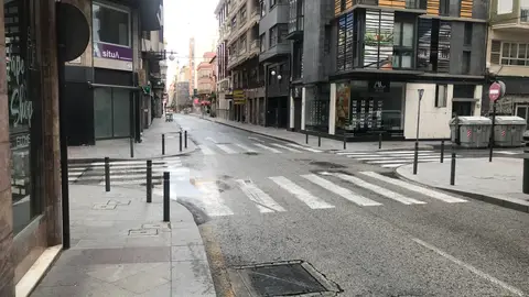Las céntricas calles Puerta de Alicante y Puente Ortices, sin gente tras decretarse el estado de alarma en España por la pandemia del virus COVID-19. CORONAVIRUS