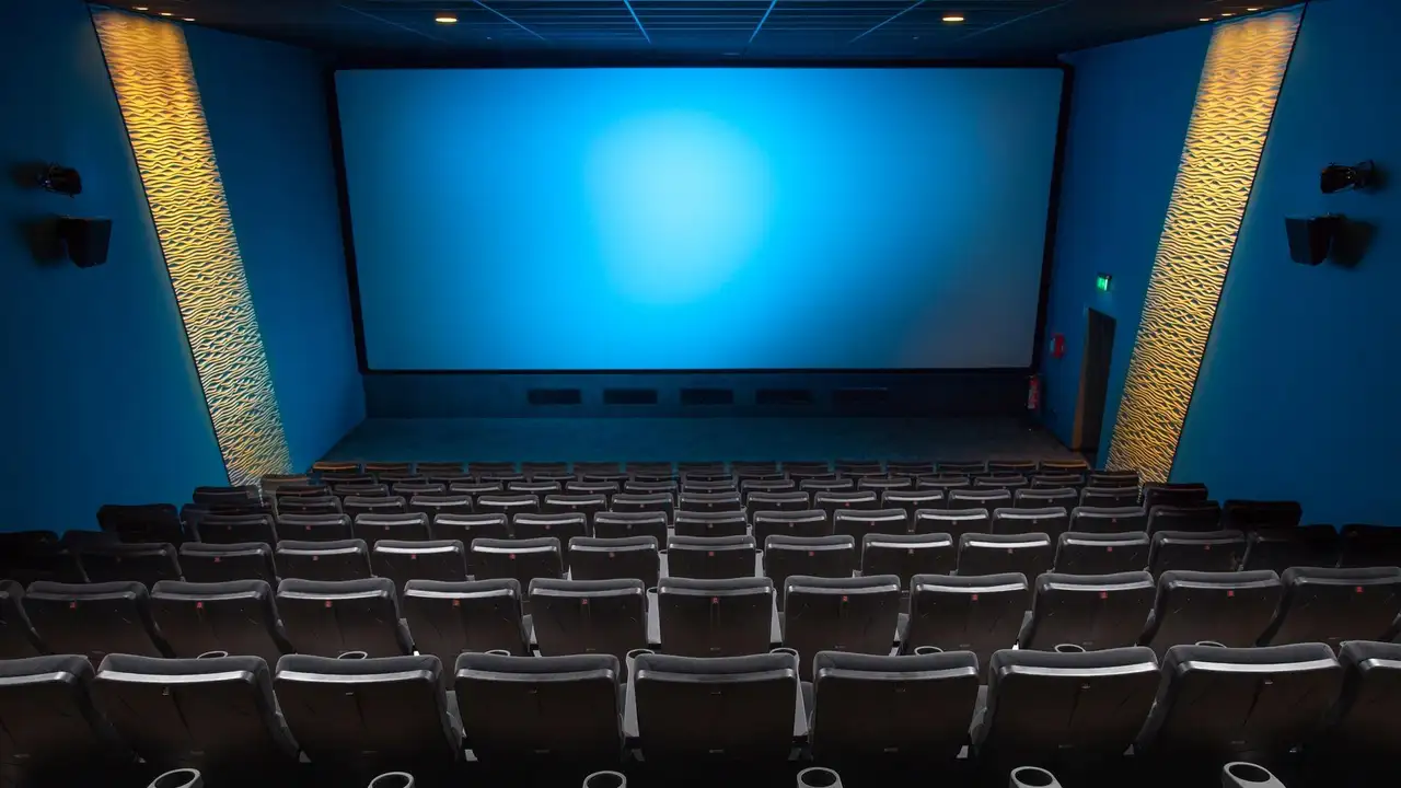 Imagen de archivo de una sala de cine de Barcelona sin espectadores Imagen de archivo de una sala de cine de Barcelona sin espectadores