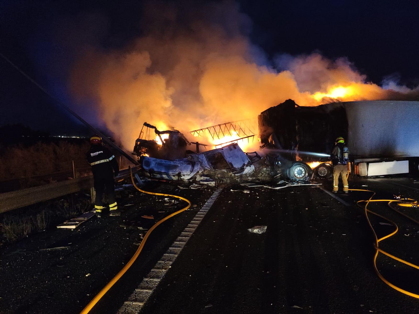 Fallecen tres personas en un accidente de tráfico en la A-7 en el que se han visto implicados dos camiones y un turismo Fallecen tres personas en un accidente de tráfico en la A-7 en el que se han visto implicados dos camiones y un turismo