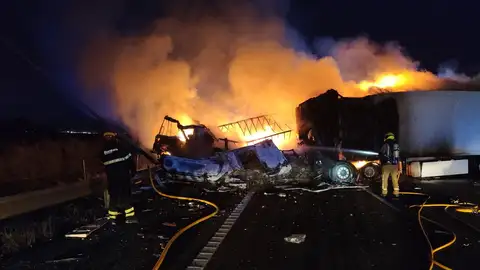 Accidente de tráfico en la A7 en Crevillent. Accidente de tráfico en la A7 en Crevillent.