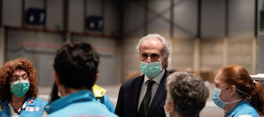 Enrique Ruiz Escudero, conversa con personal sanitario que prepara camas en uno de los pabellones del recinto ferial Ifema Enrique Ruiz Escudero, conversa con personal sanitario que prepara camas en uno de los pabellones del recinto ferial Ifema