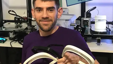 Miquel Font es uno de los mallorquines con taller 3D que ayuda a fabricar material sanitario para combatir la pandemia del coronavirus. Coronavirus