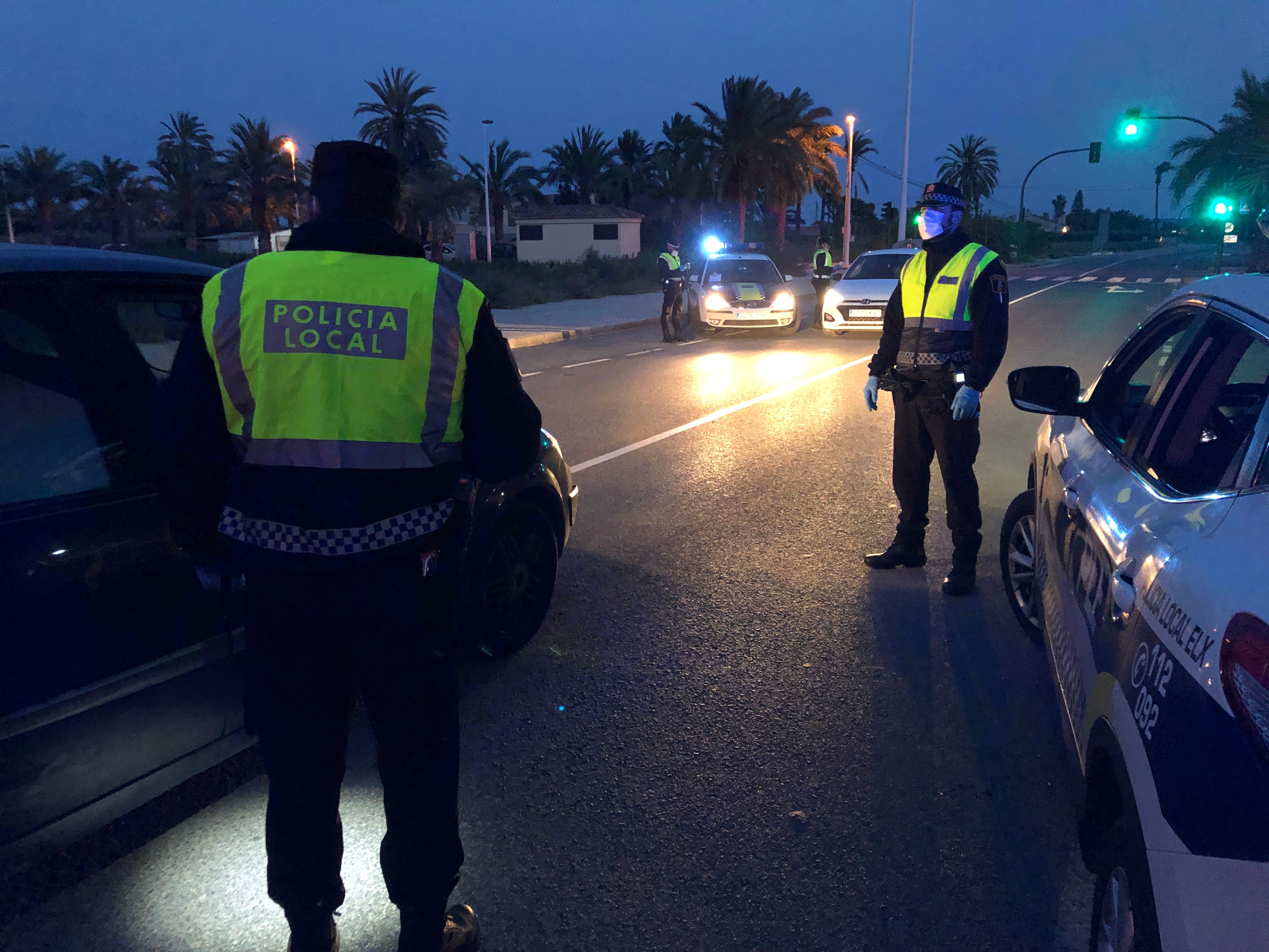 "La Policía Local de Elche ha denunciado a 289 ciudadanos insolidarios e irresponsables por incumplir las obligaciones del estado de alarma" "La Policía Local de Elche ha denunciado a 289 ciudadanos insolidarios e irresponsables por incumplir las obligaciones del estado de alarma"