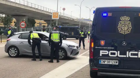 Policía Local de Sevilla inspeccionando vehículos Policía Local de Sevilla inspeccionando vehículos