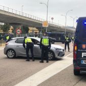 Policía Local de Sevilla inspeccionando vehículos