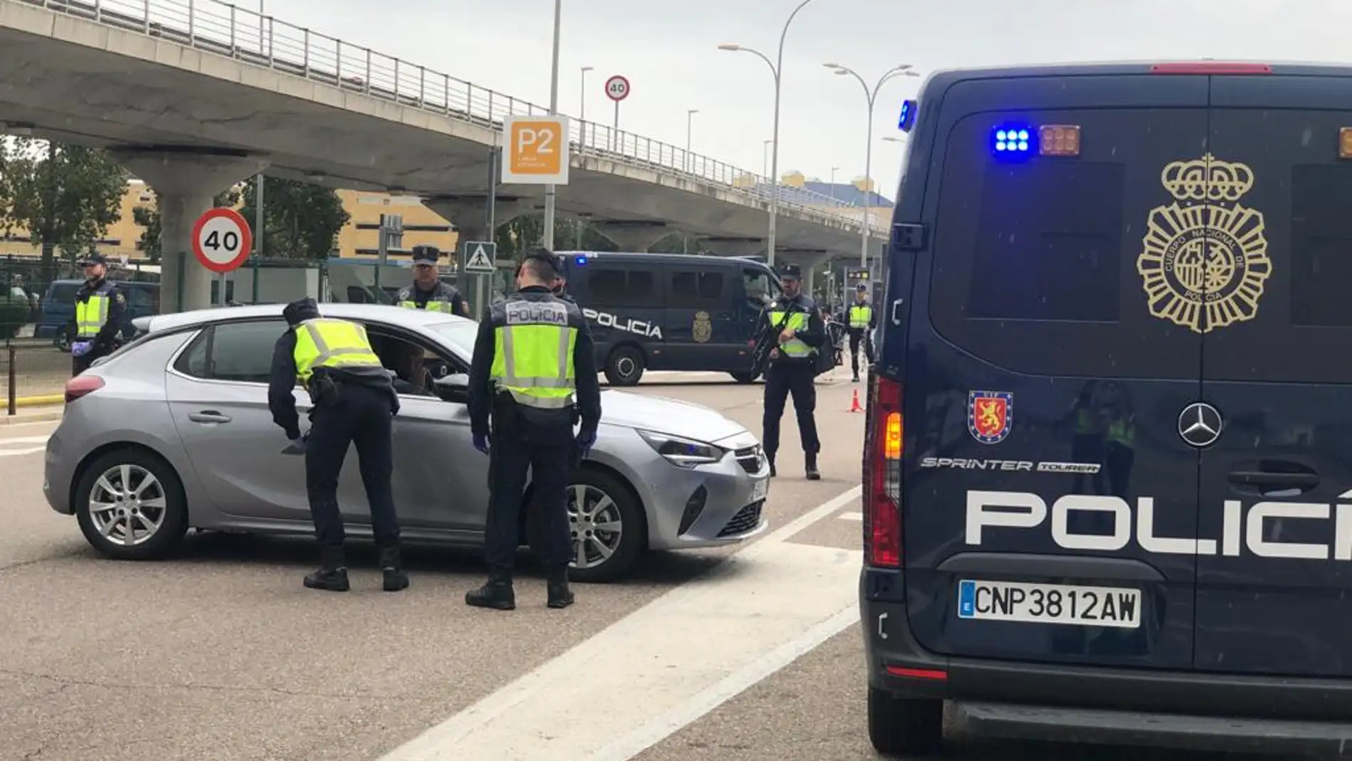 Policía Local de Sevilla inspeccionando vehículos
