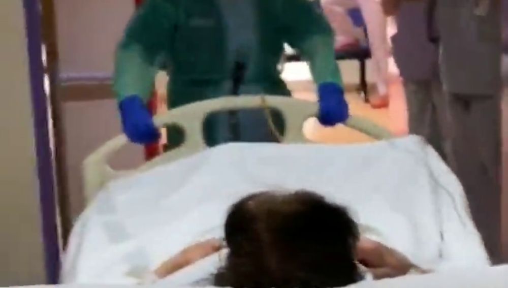 El emotivo aplauso de los sanitarios a la primera paciente extubada en Castellón tras superar el coronavirus