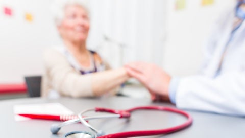 Una anciana en el m&eacute;dico