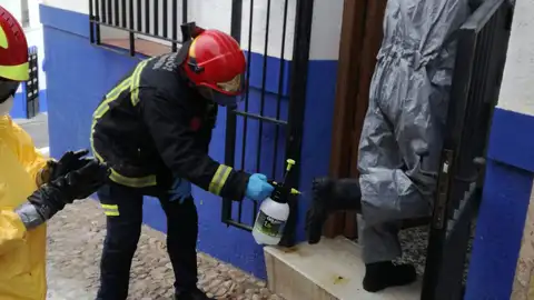 Los bomberos entraron en la vivienda de la mujer Los bomberos entraron en la vivienda de la mujer